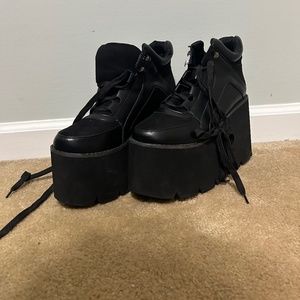 Hot topic platforms